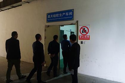 移動電源硅膠套客戶來廠參觀